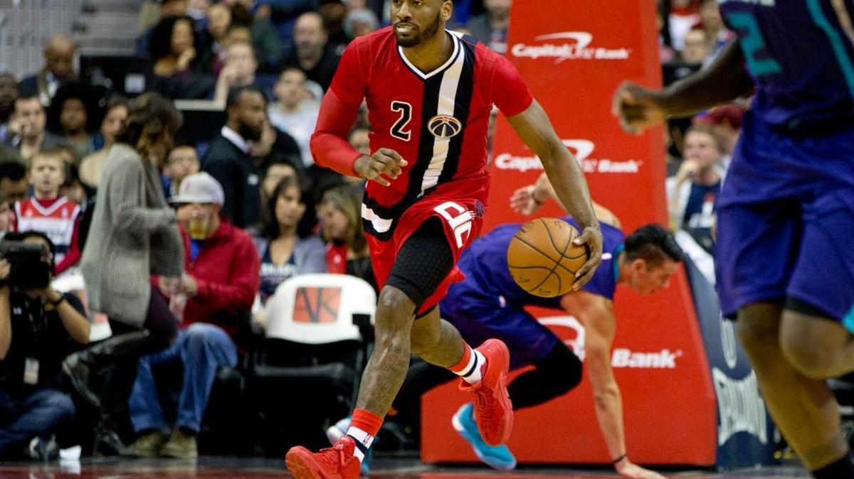 Washington Wizards guard John Wall (2) dribbled the ball downcourt during the second half against the Charlotte Hornets in Washington on Saturday. The Wizards won 109-101.