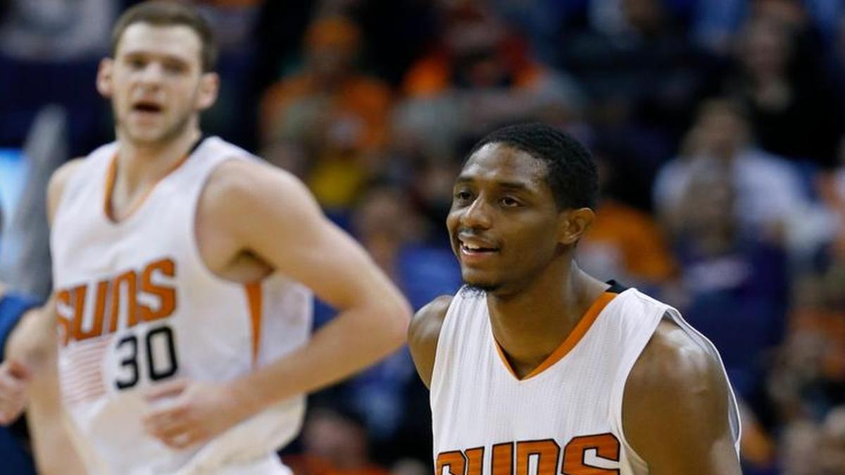 The Phoenix Suns’ Brandon Knight (3) smiled after making a three-point shot against the Minnesota Timberwolves as teammate Jon Leuer (30) celebrated during the second half.