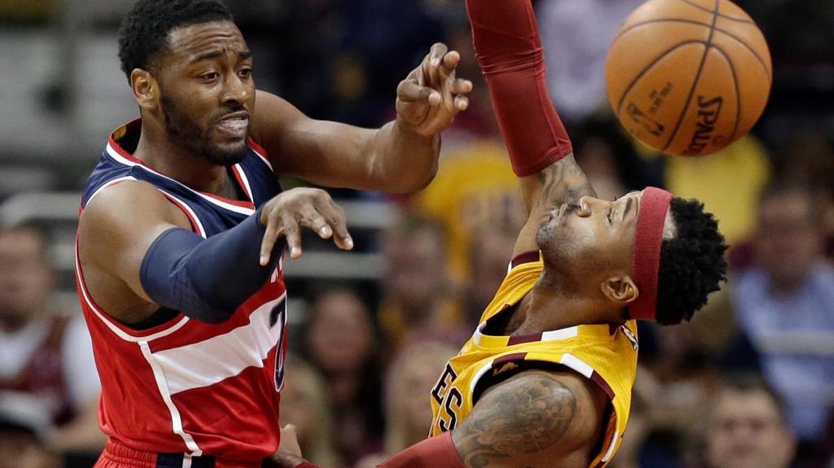 The Washington Wizards’ John Wall, left, passed around the Cleveland Cavaliers’ Mo Williams (52) in the first half on Dec. 1, 2015, in Cleveland. The Wizards won 97-85.