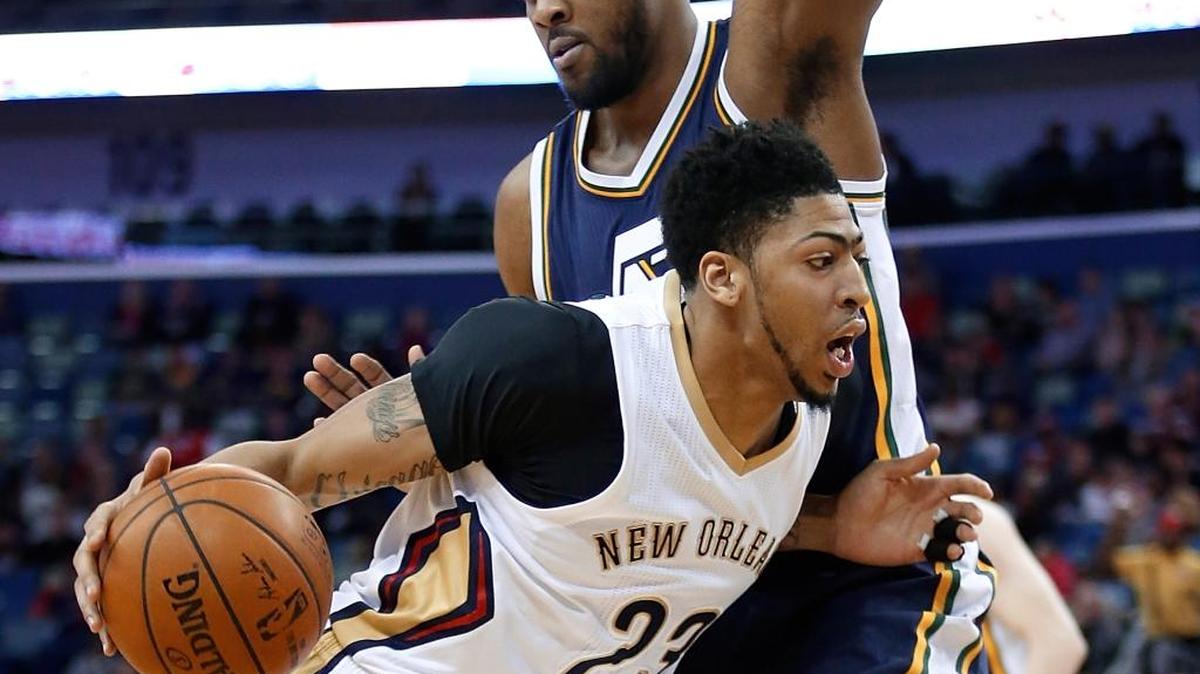 Pelicans forward Anthony Davis drove past Jazz forward Derrick Favors during the first half in New Orleans on Wednesday, Feb. 10, 2016.