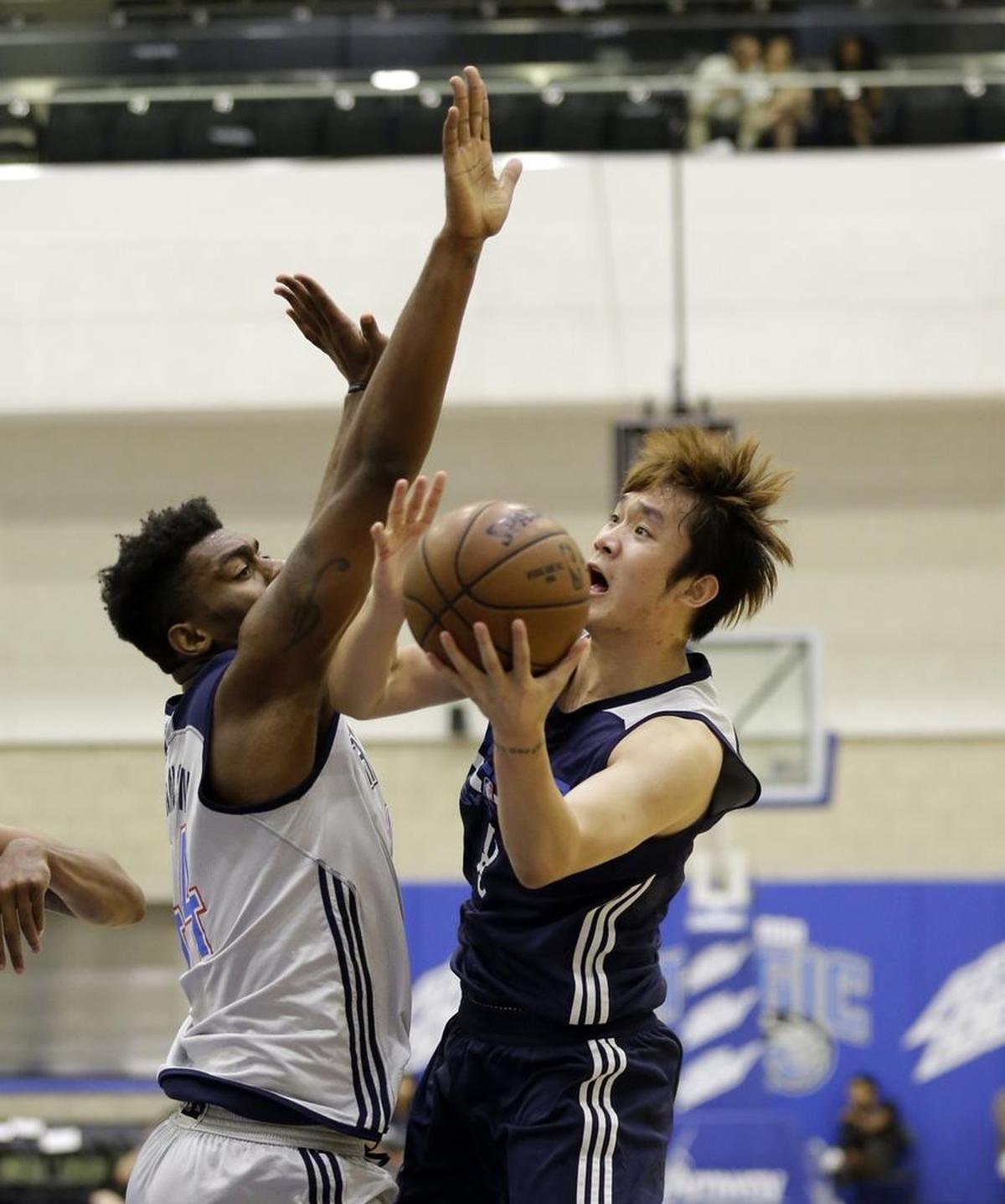 Dakari Johnson, left, tried to stop Dallas’ Ding Yanyuhang during Summer League play in Orlando on Wednesday.