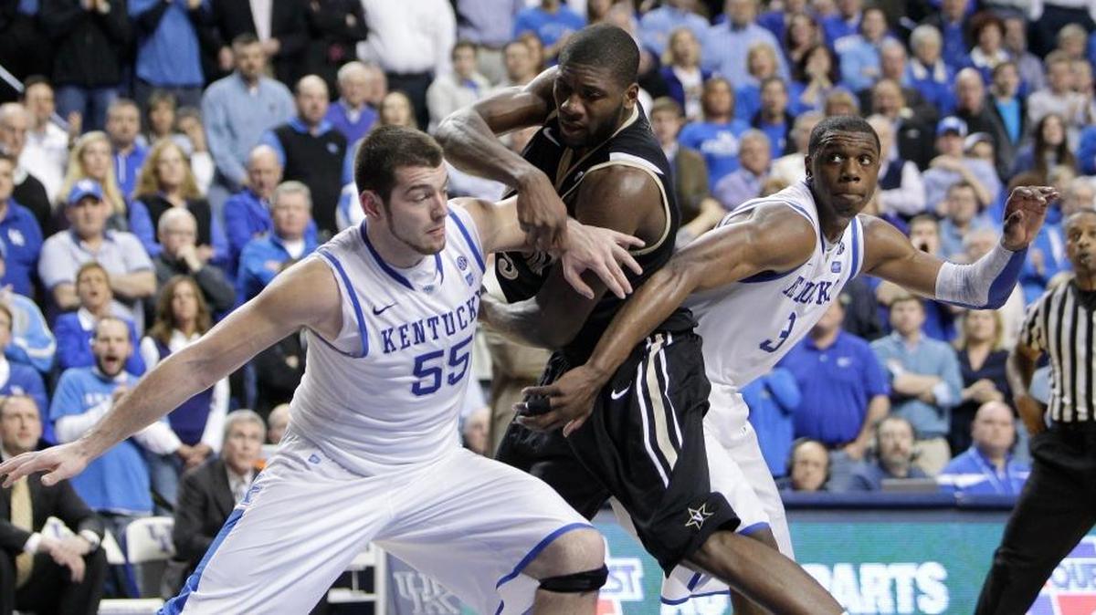 Kentucky’s Josh Harrellson, left, Vanderbilt’s Festus Ezeli, center, and Kentucky’s Terrence Jones battled for a rebound after a missed free throw on March 1, 2011, in Rupp Arena in Lexington.