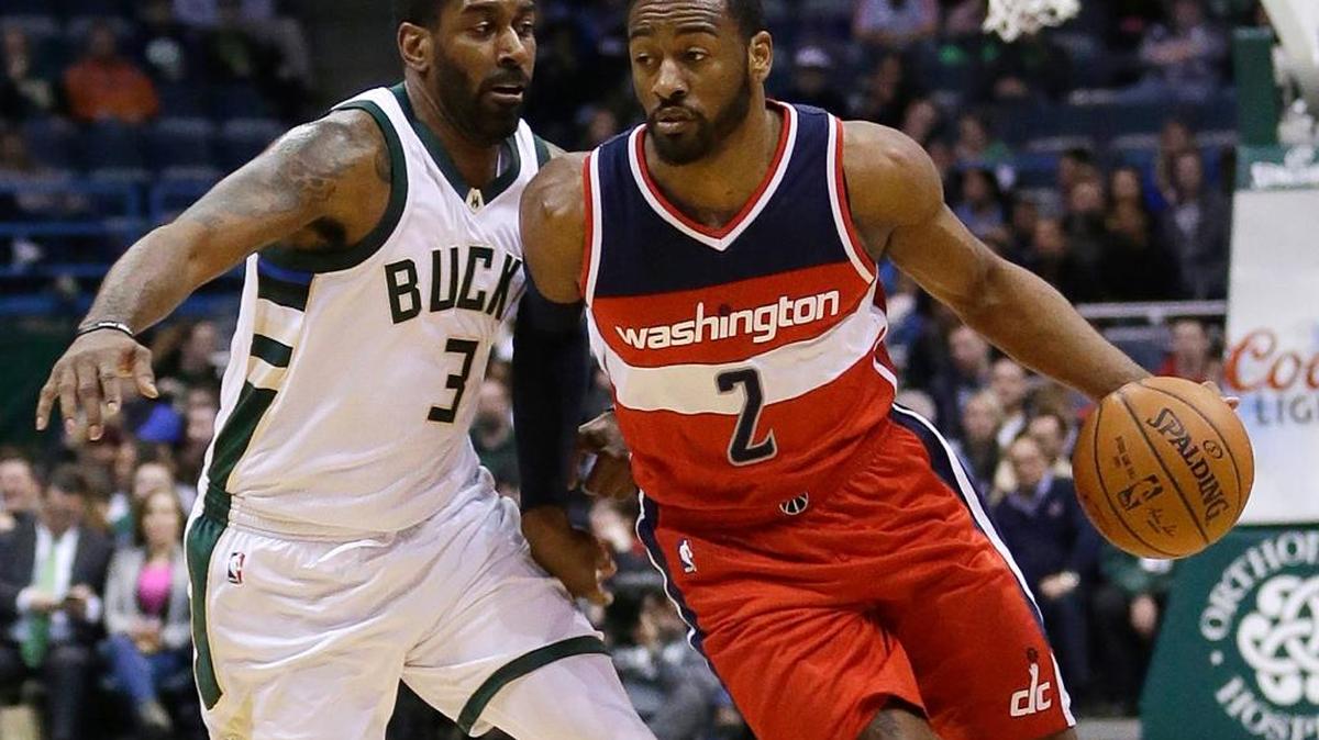 The Wizards’ John Wall (2) dribbled against the Bucks’ O.J. Mayo (3) on Thursday, Feb. 11, 2016, in Milwaukee.