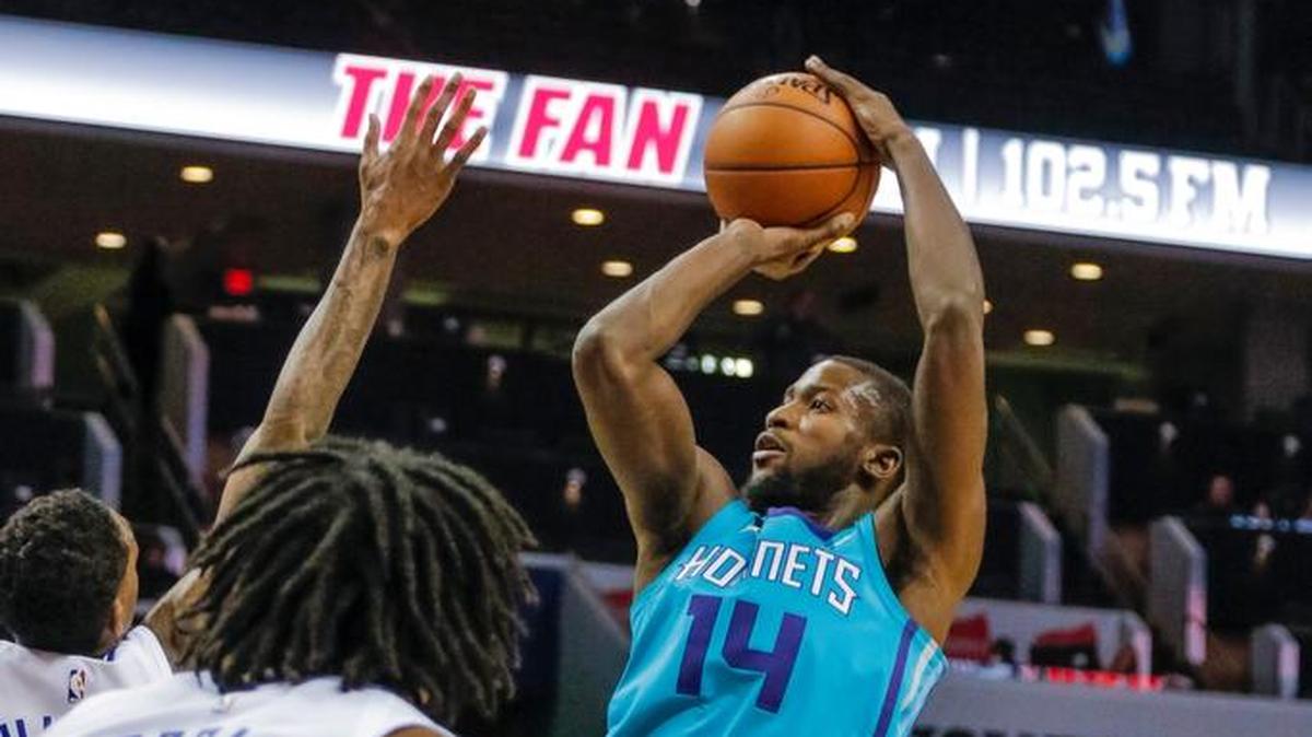 The Charlotte Hornets’ Michael Kidd-Gilchrist (14) took a shot against the Los Angeles Clippers on Nov. 18, 2017. The Hornets won 102-87.