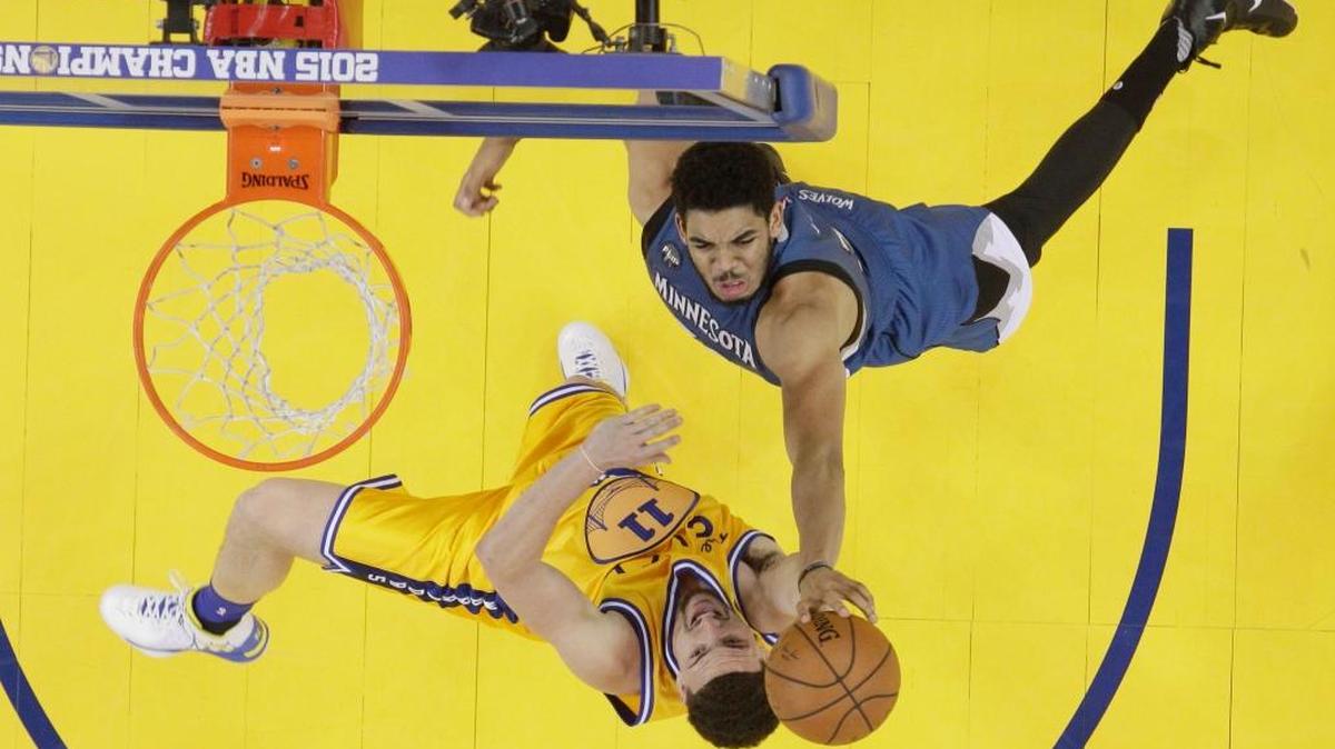 The Minnesota Timberwolves’ Karl-Anthony Towns, top, blocked a shot by Golden State Warriors’ Klay Thompson (11) on Tuesday, April 5, 2016, in Oakland, Calif. Minnesota won 124-117 in overtime.
