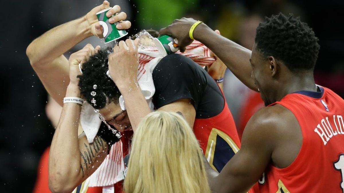 The Pelicans’ Anthony Davis, center, was doused with water by teammates after their 111-106 defeat of the Pistons on Sunday in Auburn Hills, Mich. The Pelicans won 111-106.