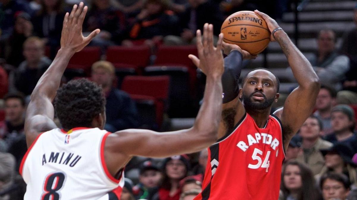 Toronto Raptors forward Patrick Patterson, right, shoots over Portland Trail Blazers forward Al-Farouq Aminu during the first half of an NBA basketball game in Portland, Ore., Monday, Dec. 26, 2016.