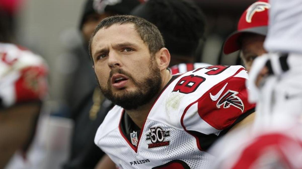 Atlanta Falcons tight end Jacob Tamme (83) looks at the scoreboard from the sideline in the second half of an NFL football game against the Tennessee Titans Sunday, Oct. 25, 2015, in Nashville.