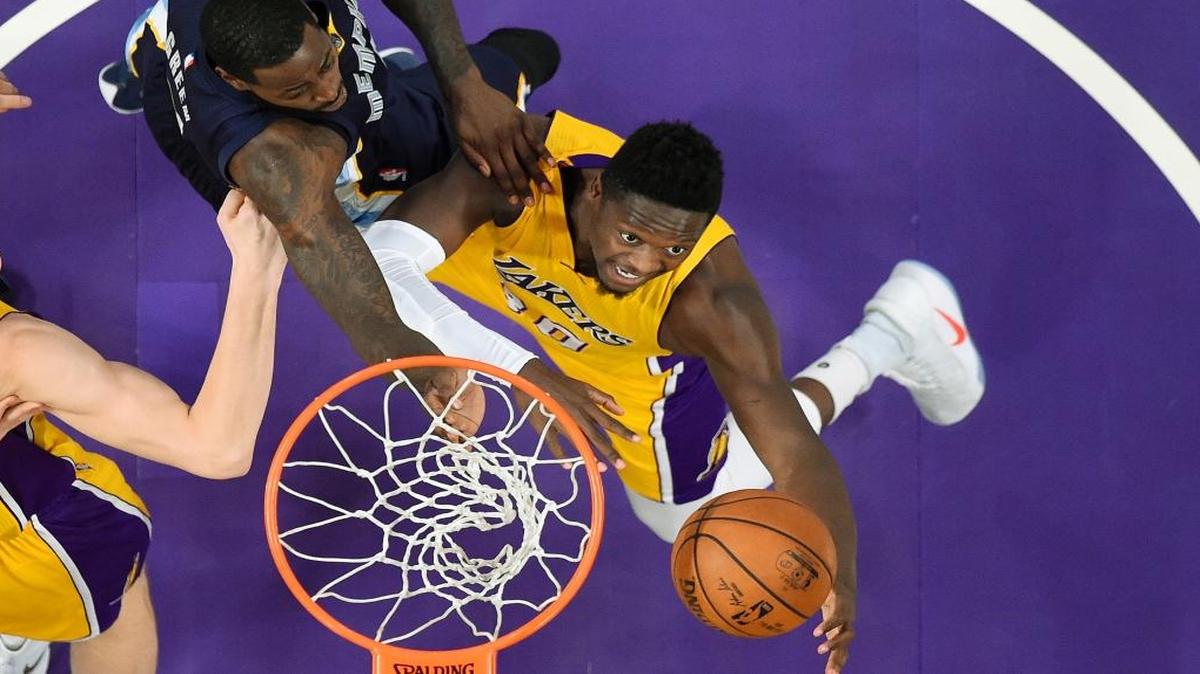 Los Angeles Lakers forward Julius Randle, right, shoots as Memphis Grizzlies forward JaMychal Green defends during the first half of an NBA basketball game, Tuesday, Jan. 3, 2017, in Los Angeles.