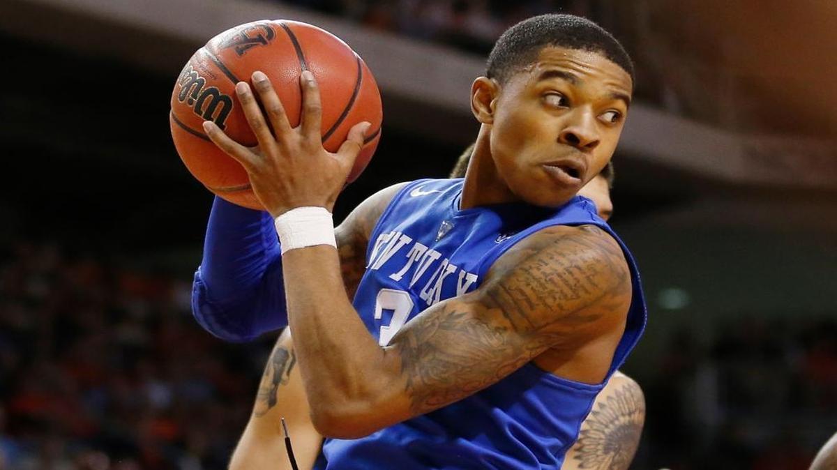 Kentucky guard Tyler Ulis (3) guarded the ball after a rebound during the second half against Auburn, on Saturday, Jan. 16, 2016, in Auburn, Ala. Auburn won 75-70.