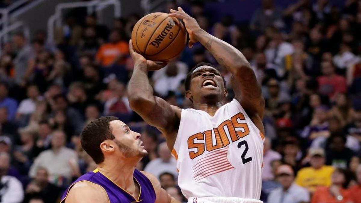 Phoenix Suns guard Eric Bledsoe (2) shoots over Los Angeles Lakers forward Larry Nance Jr. during the second half of an NBA basketball game, Wednesday, Feb. 15, 2017, in Phoenix.
