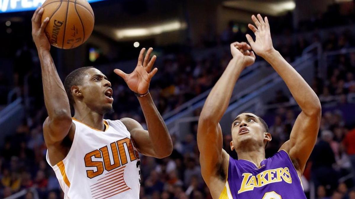 The Phoenix Suns’ Brandon Knight, left, shot over the Los Angeles Lakers’ Jordan Clarkson on Monday, Nov. 16, 2015, in Phoenix. The Suns defeated the Lakers 120-101.