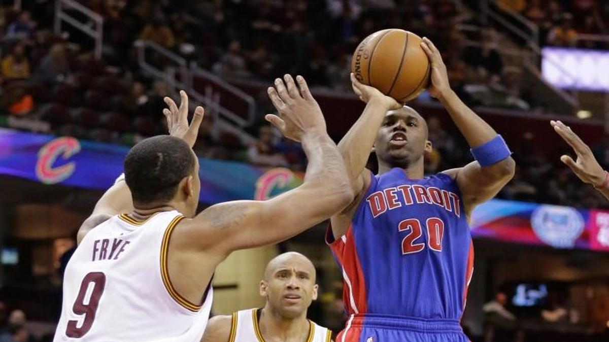 The Detroit Pistons’ Jodie Meeks (20) shot against the Cleveland Cavaliers in the second half on Wednesday, April 13, 2016, in Cleveland.