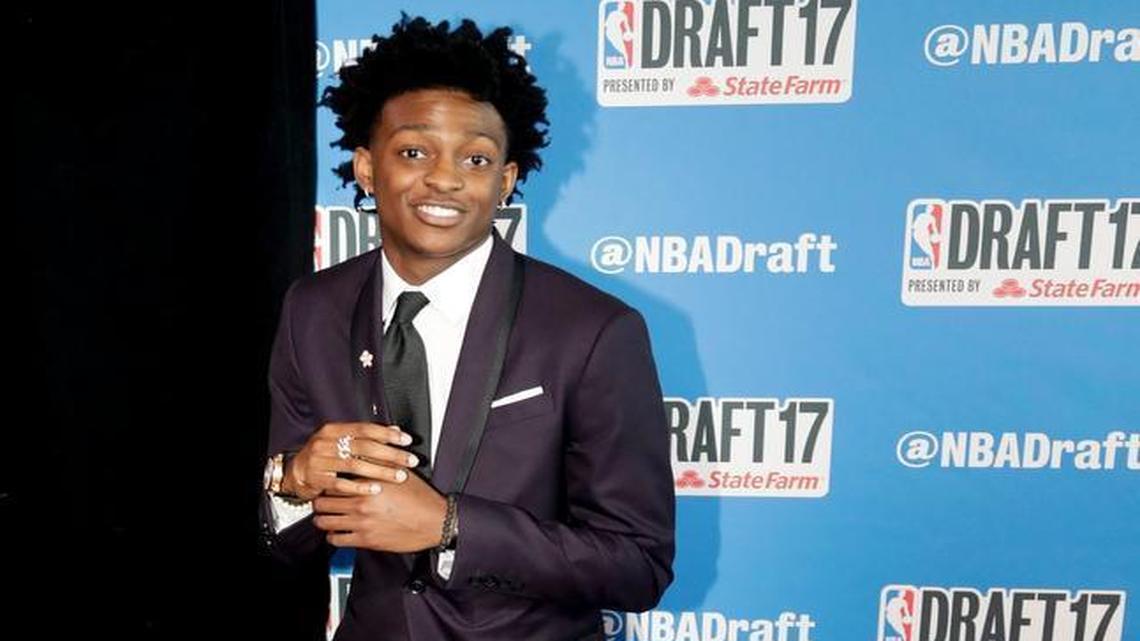 Kentucky's De'Aaron Fox poses for photos while walking the red carpet before the start of the NBA basketball draft, Thursday, June 22, 2017, in New York.