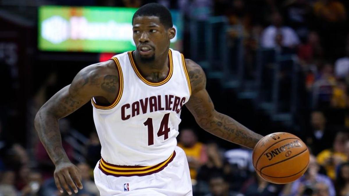 The Cleveland Cavaliers' DeAndre Liggins, shown bringing up the ball against the Orlando Magic during a preseason game, played 21 minutes in the team’s victory against the Raptors on Monday night.