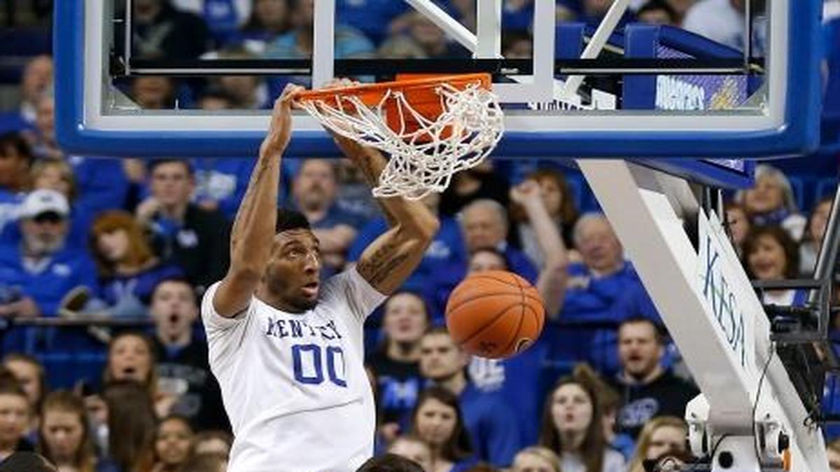 Four Alabama players watched as Kentucky Wildcats forward Marcus Lee (00) dunked on a lob from Kentucky Wildcats guard Tyler Ulis (3) on Feb. 23, 2016.