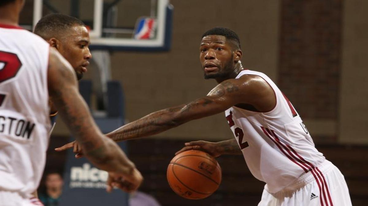 DeAndre Liggins directed the offense during Sioux Falls’ game against Iowa on Nov. 14, 2015.