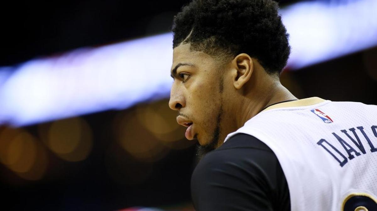 The Pelicans’ Anthony Davis missed Saturday night’s game against the Timberwolves after injuring his right foot during pregame warm-ups.