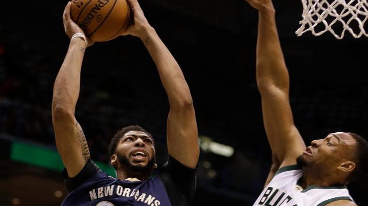 New Orleans Pelicans' Anthony Davis(23) shoots against Milwaukee Bucks' Jabari Parker during the first half of an NBA basketball game Thursday, Nov. 10, 2016, in Milwaukee. (AP Photo/Jeffrey Phelps)