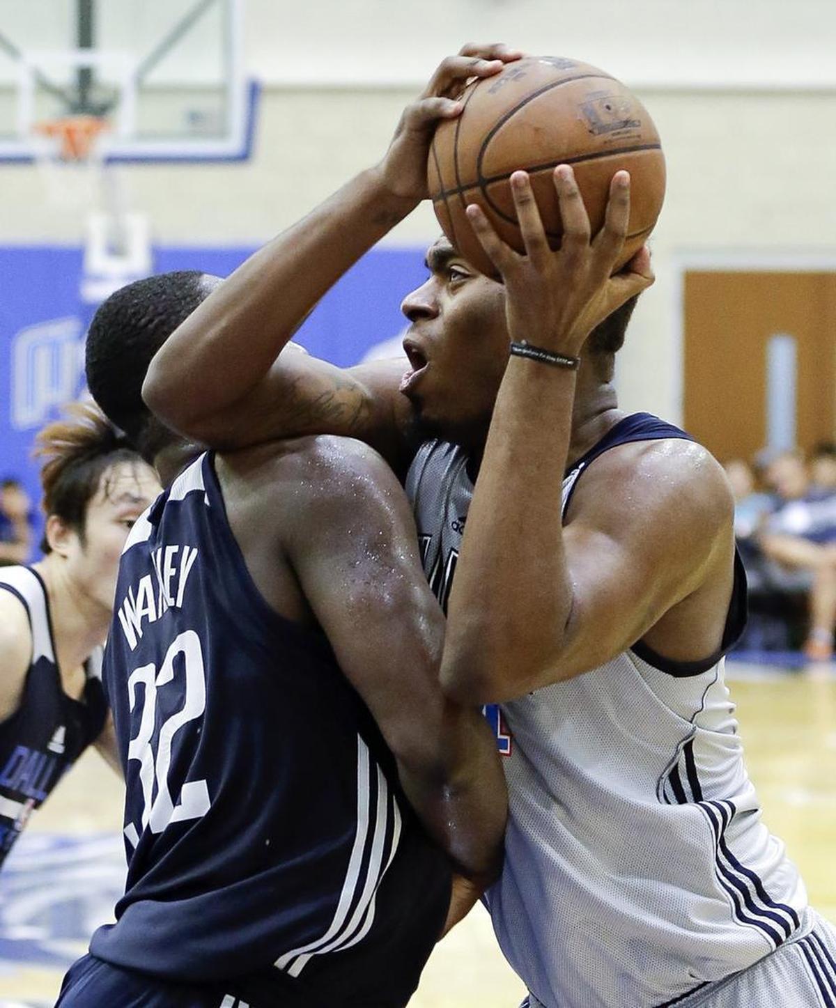 Oklahoma City’s Dakari Johnson, right, made a move to the basket against Dallas’ Jameel Warney during Summer League play in Orlando on Wednesday.