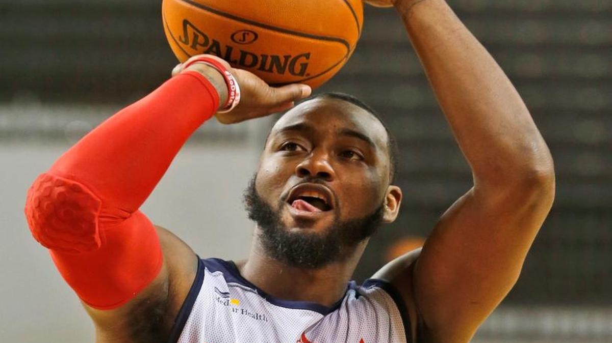 Washington Wizards guard John Wall practices free throws during NBA basketball training camp at Virginia Commonwealth University in Richmond, Va., Tuesday, Sept. 27, 2016.