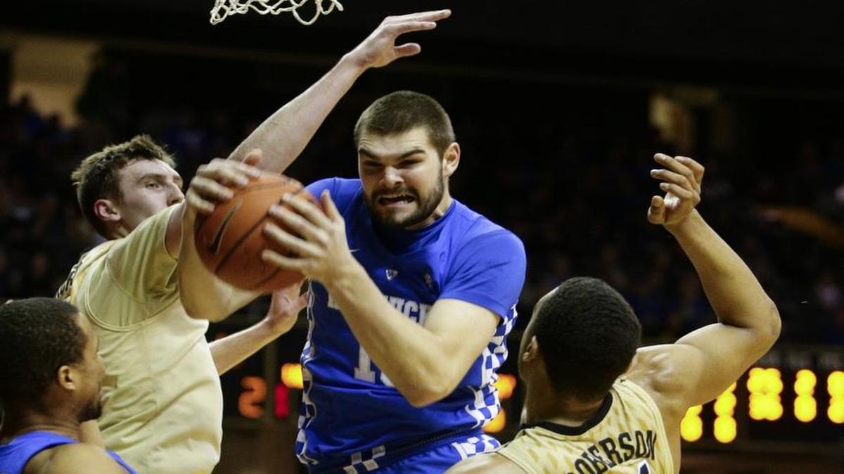 Kentucky forward Isaac Humphries pulled down an offensive rebound against Vanderbilt on Jan. 10.