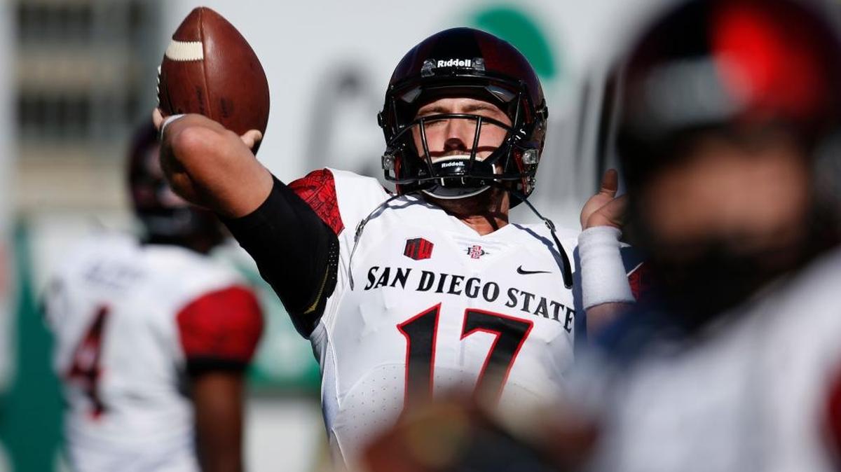 San Diego State quarterback Maxwell Smith warmed up before the first half against Colorado State on Saturday, Oct. 31, 2015, in Fort Collins, Colo.