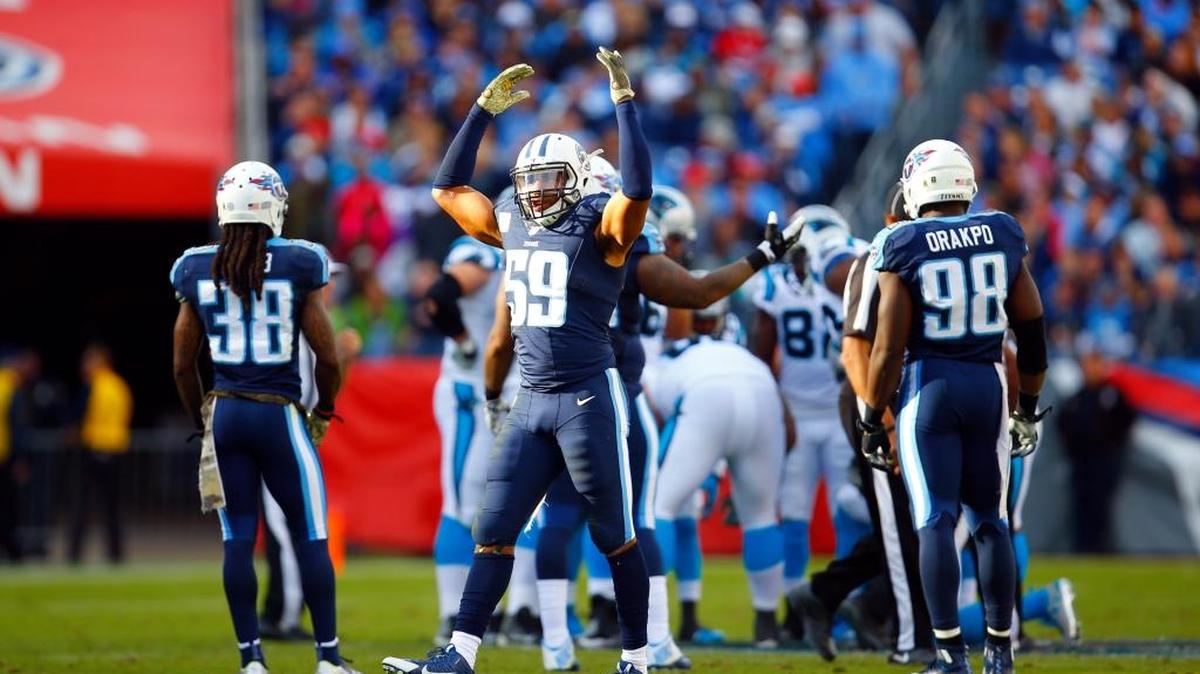 Tennessee Titans linebacker Wesley Woodyard (59) called for crowd support against the Carolina Panthers on Nov. 15, 2015, in Nashville.