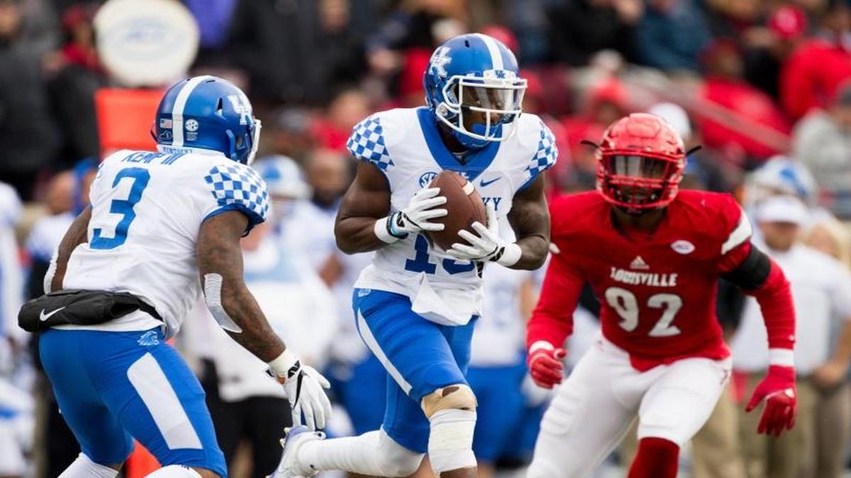 Kentucky wide receiver Jeff Badet, center, took a reverse from running back Jojo Kemp in the second half against Louisville on Nov. 26, 2016. UK won 41-38.