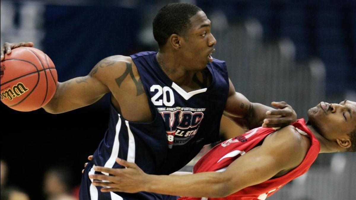 Former Kentucky guard Ramel Bradley, left, fended off former Butler player Mike Green during a college All-Star game in 2008. Bradley will play for the Bluegrass Boys in the upcoming The Basketball Tournament.