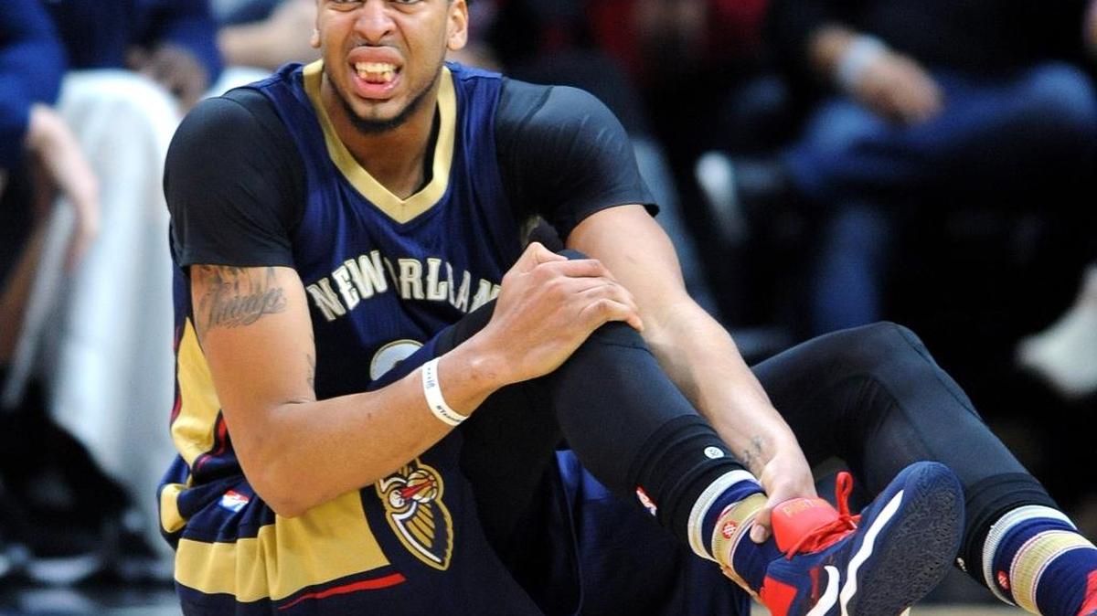 The New Orleans Pelicans’ Anthony Davis held his leg after colliding with the Los Angeles Clippers’ Chris Paul in the third quarter on Nov. 27. The Clippers won 111-90.