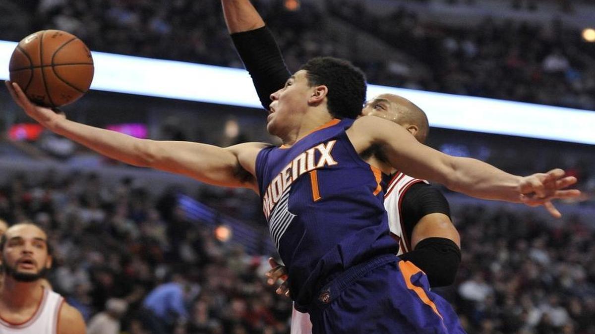 The Phoenix Suns’ Devin Booker went up for a shot against the Chicago Bulls’ Taj Gibson during the second half. Phoenix won 103-101.