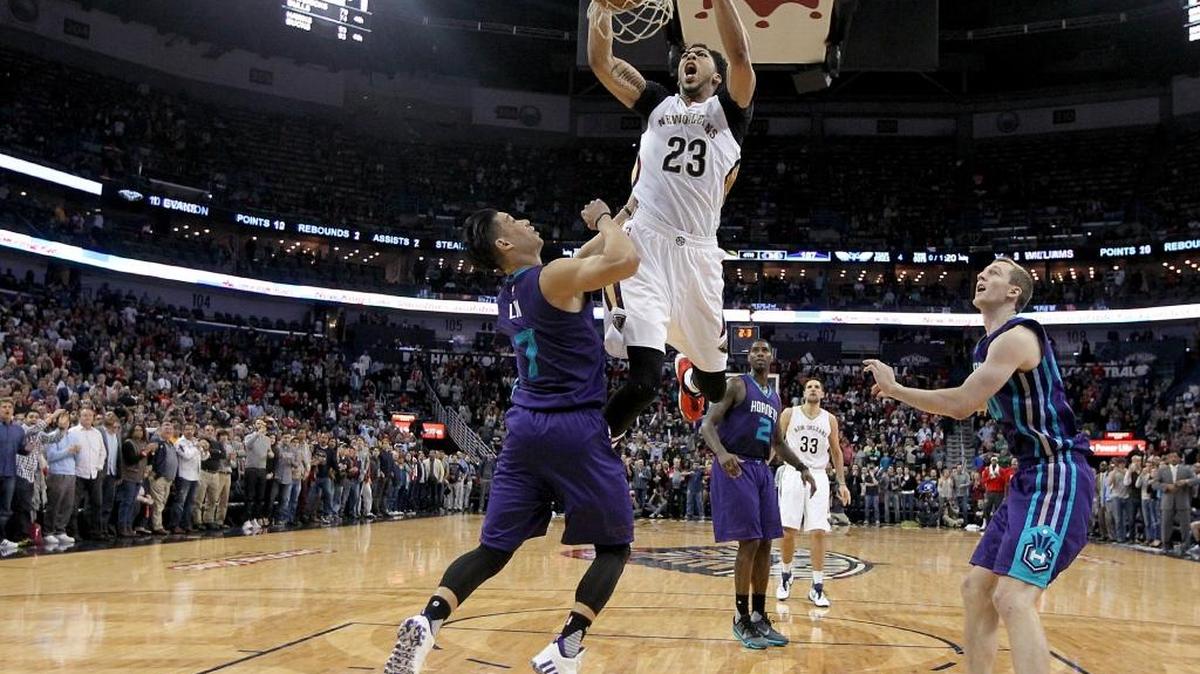 New Orleans Pelicans forward Anthony Davis (23) slammed home the game-winning basket against the Charlotte Hornets on Friday, Jan. 15, 2016.