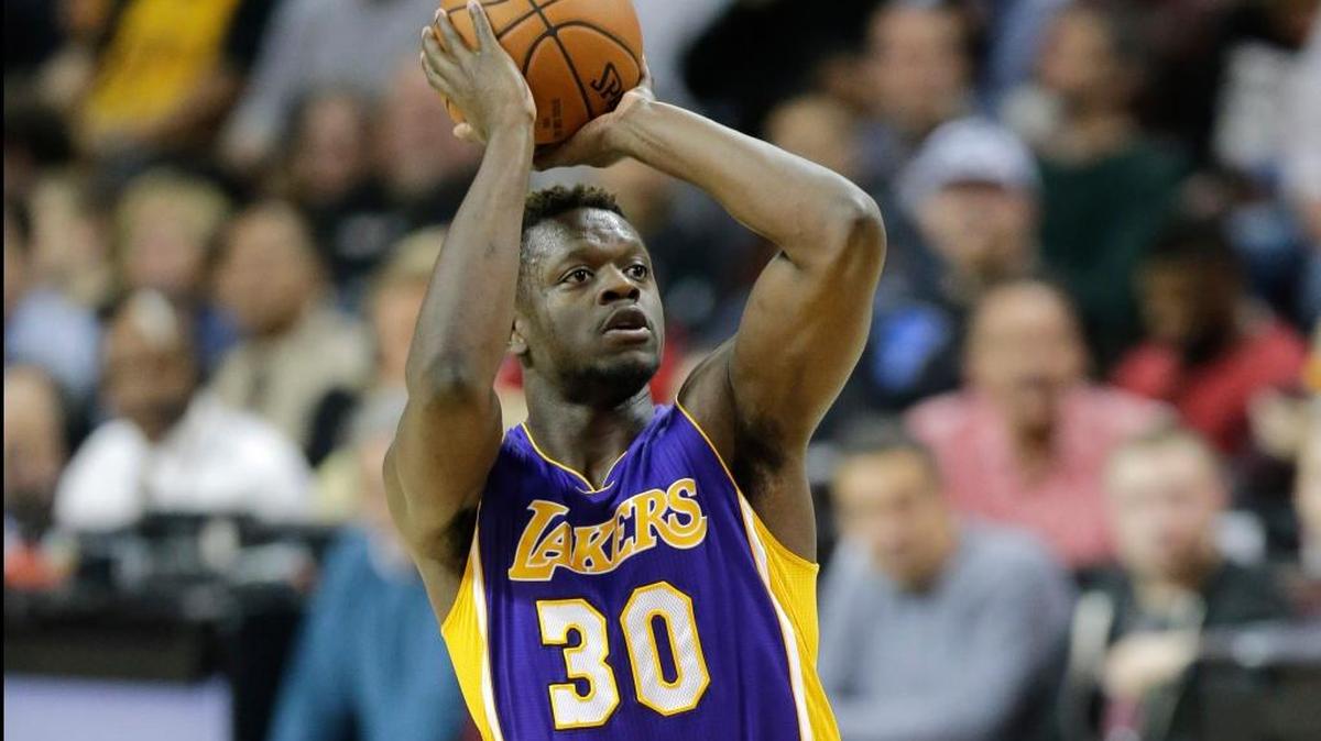 The Lakers’ Julius Randle took a shot against the Cavaliers on Feb. 10.