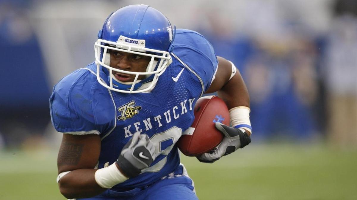 Kentucky’s DeMoreo Ford ran for some yards in the first half against Mississippi State at Commonwealth Stadium in Lexington on Saturday, Oct. 27, 2007.