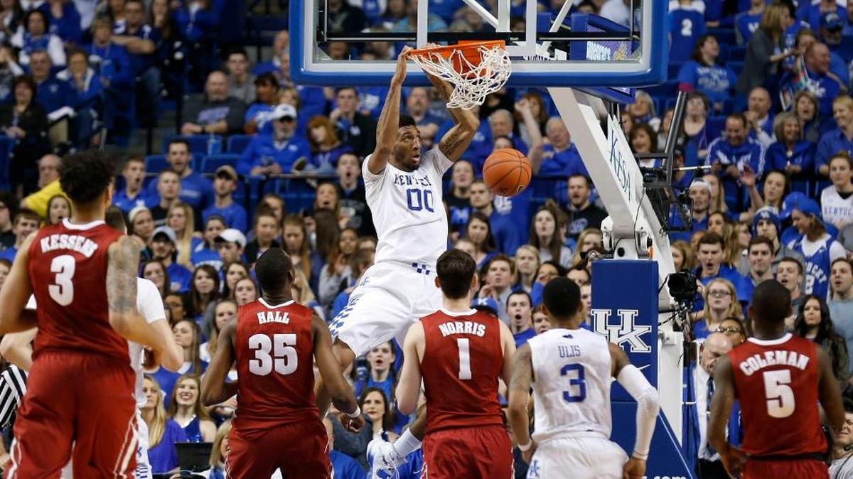 Four Alabama players watched as Kentucky’s Marcus Lee (00) dunked on a lob from Tyler Ulis (3) on Feb. 23 in Rupp Arena. UK won 78-53.