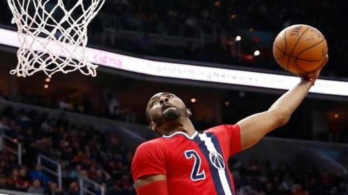Washington Wizards guard John Wall (2) attempts a dunk during the second half of an NBA basketball game against the New York Knicks, Saturday, March 19, 2016, in Washington. The Wizards won 99-89.