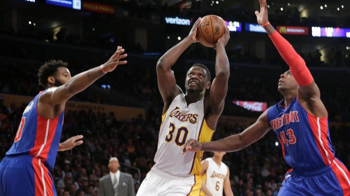 The Los Angeles Lakers’ Julius Randle worked against the Detroit Pistons’ Andre Drummond, left, and Anthony Tolliver during the first half on Sunday, Nov. 15, 2015, at the Staples Center in Los Angeles.
