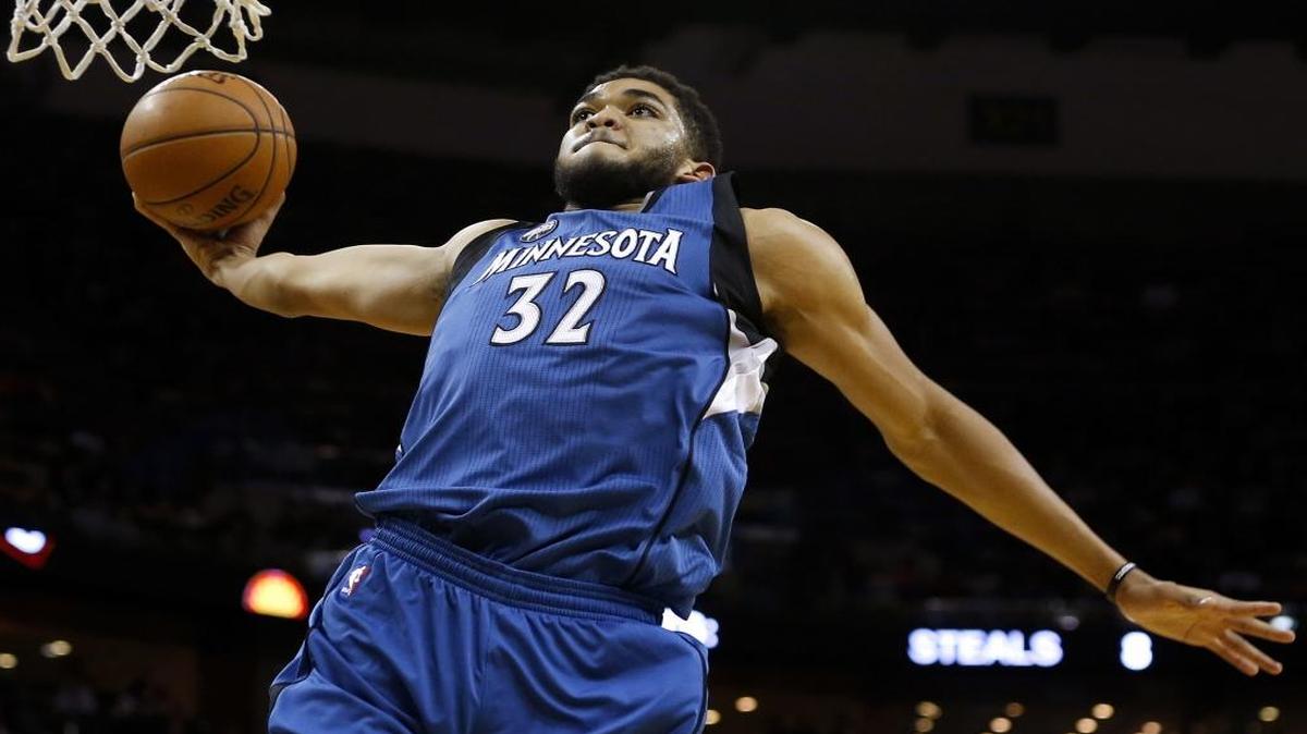 Minnesota Timberwolves center Karl-Anthony Towns (32) dunked during the second half against the New Orleans Pelicans on Saturday, Feb. 27, 2016, in New Orleans. The Timberwolves won 112-110.
