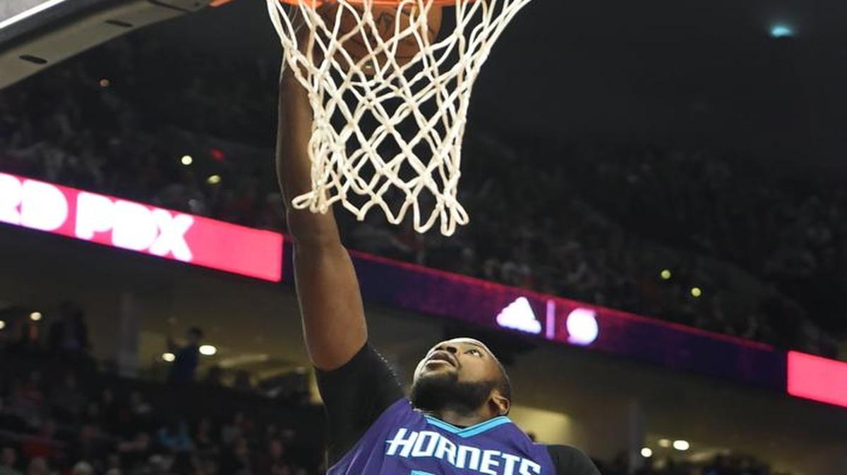 Charlotte Hornets forward Michael Kidd-Gilchrist (14) drove to the basket against Portland Trail Blazers forward Al-Farouq Aminu (8) during the first half of an NBA basketball game in Portland, Ore., Friday, Jan. 29, 2016.