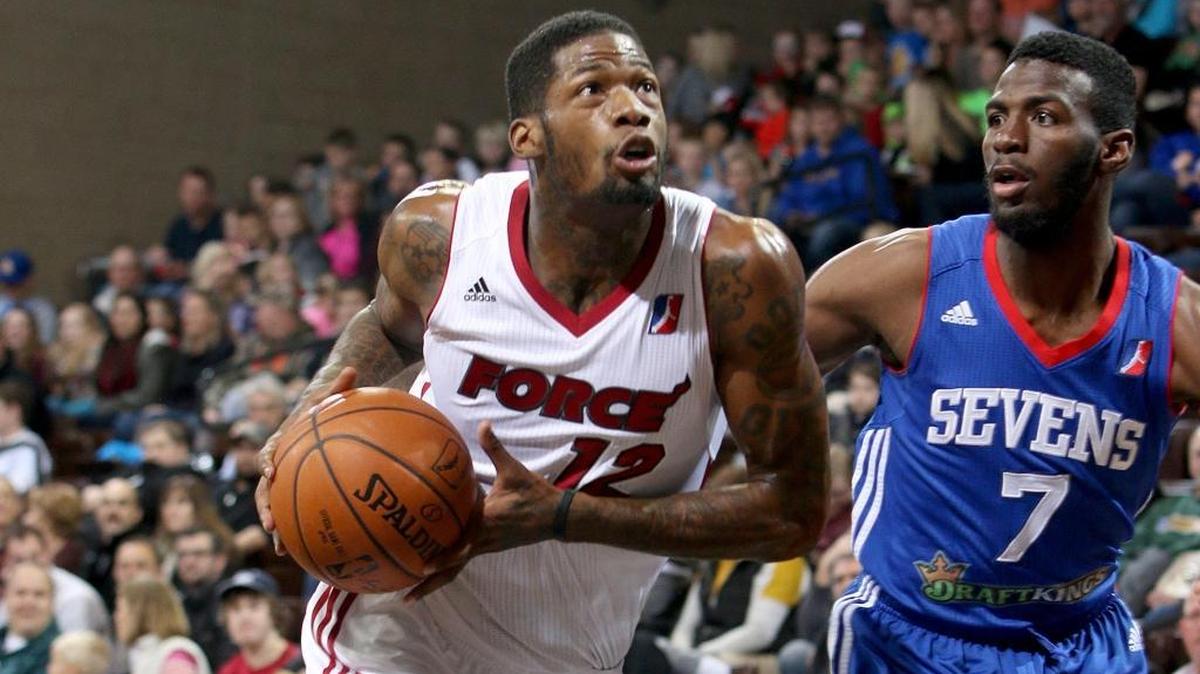 The Sioux Falls Skyforce’s DeAndre Liggins, left, drove past the Delaware 87ers’ Rysheed Jordan on Dec. 5, 2015, in Sioux Falls, S.D.