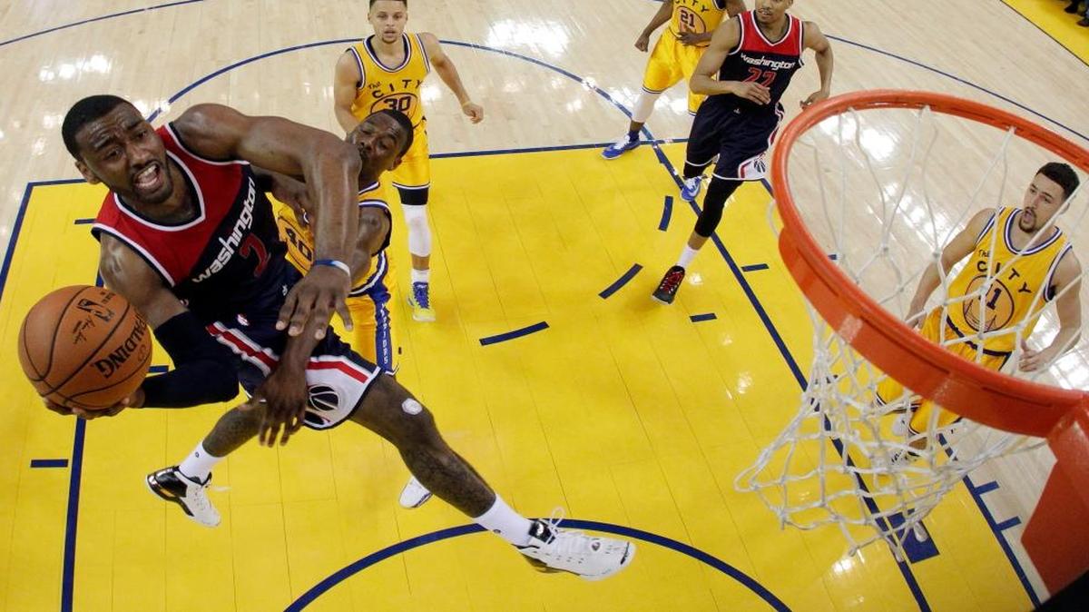 The Wizards’ John Wall, left, drove to the basket against the Warriors during the second half on March 29, 2016, in Oakland, Calif.