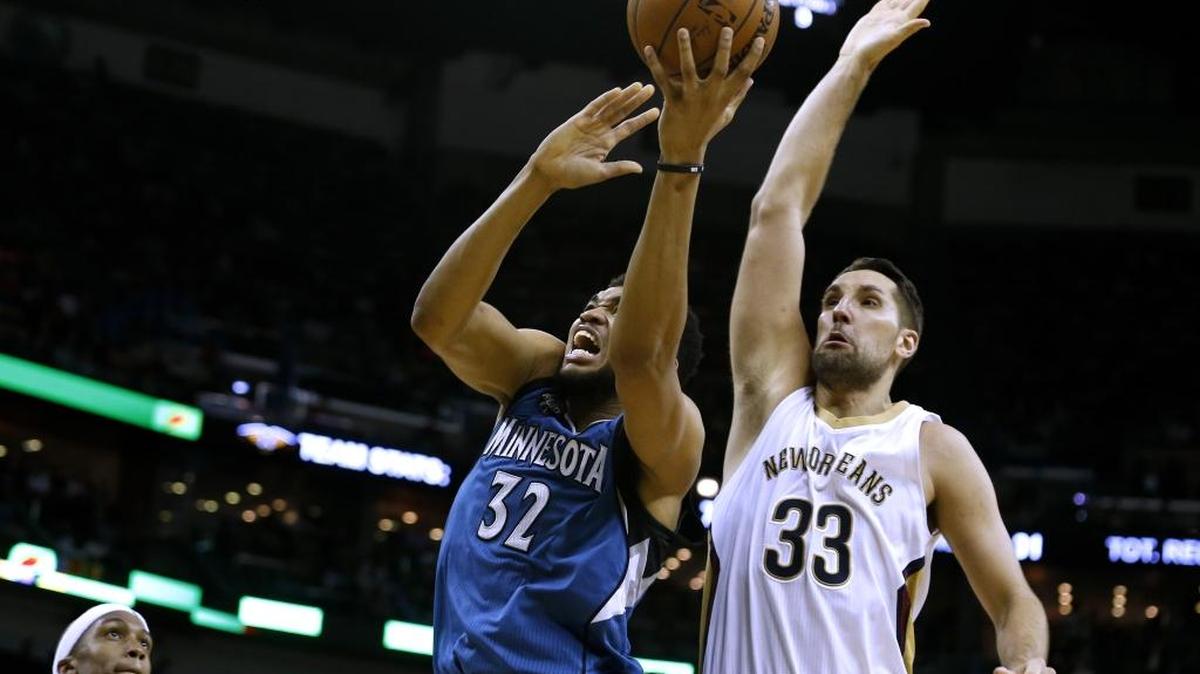 The Timberwolves’ Karl-Anthony Towns (32) drove past the Pelicans’ Ryan Anderson during the second half on Saturday, Feb. 27, 2016, in New Orleans. The Timberwolves won 112-110.