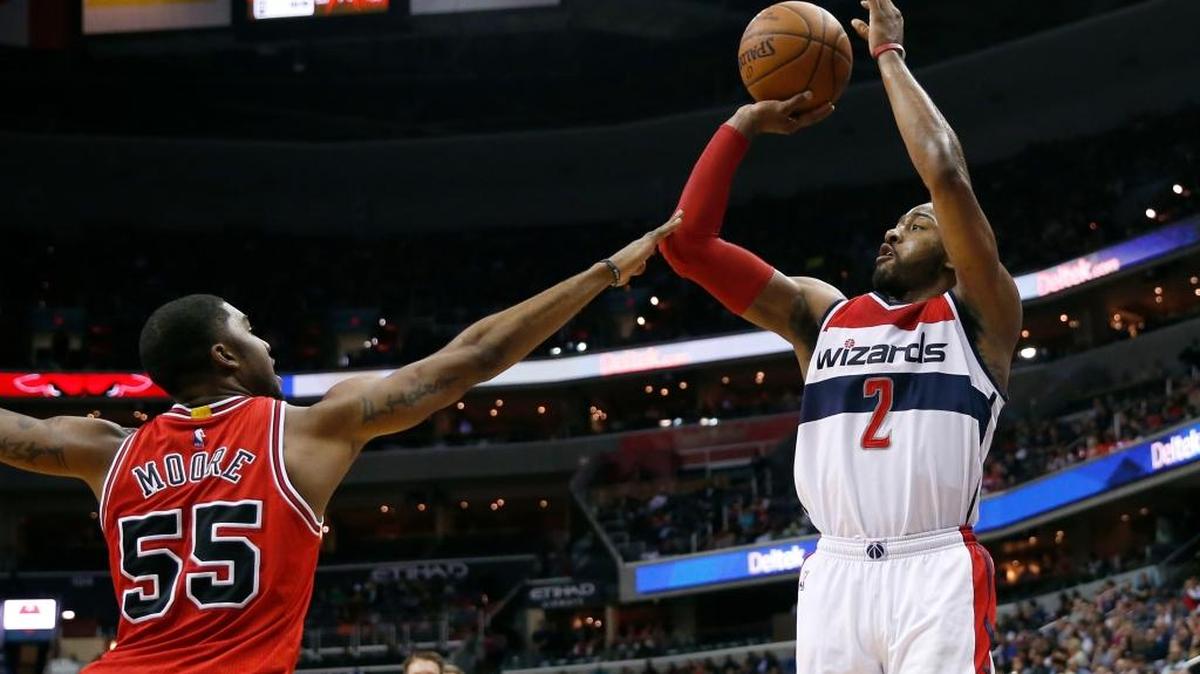 Washington Wizards guard John Wall (2) shoots in front of Chicago Bulls guard E'Twaun Moore (55) during the second half of an NBA basketball game Wednesday, March 16, 2016, in Washington. The Wizards won 117-96.