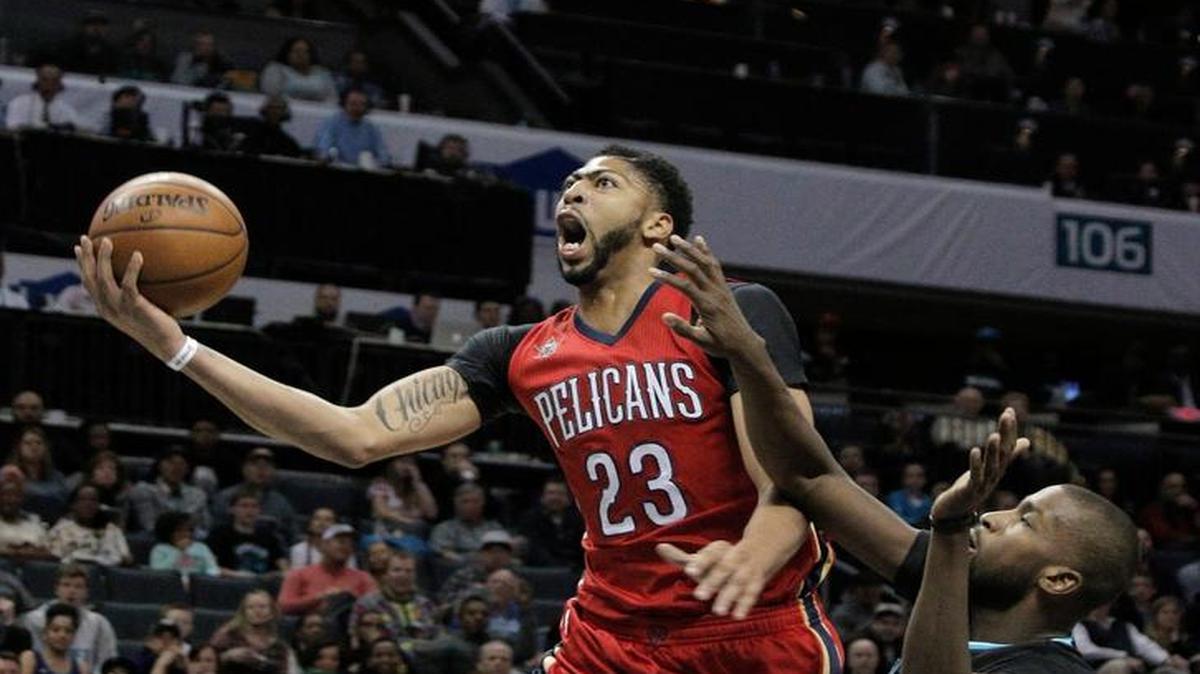 New Orleans Pelicans' Anthony Davis (23) glides past Charlotte Hornets' Michael Kidd-Gilchrist (14) to score during the second half of an NBA basketball game in Charlotte, N.C., Saturday, March 11, 2017. The Pelicans won in overtime, 125-122.