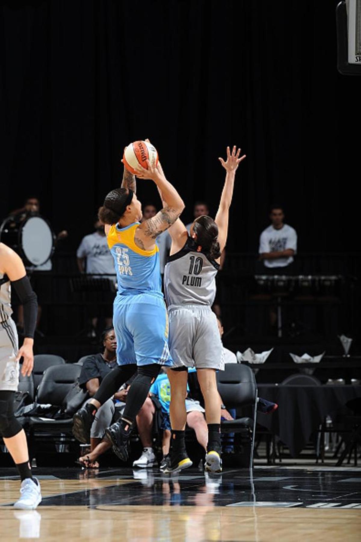Makayla Epps shot over fellow rookie Kelsey Plum of the San Antonio Stars on June 10 in San Antonio.