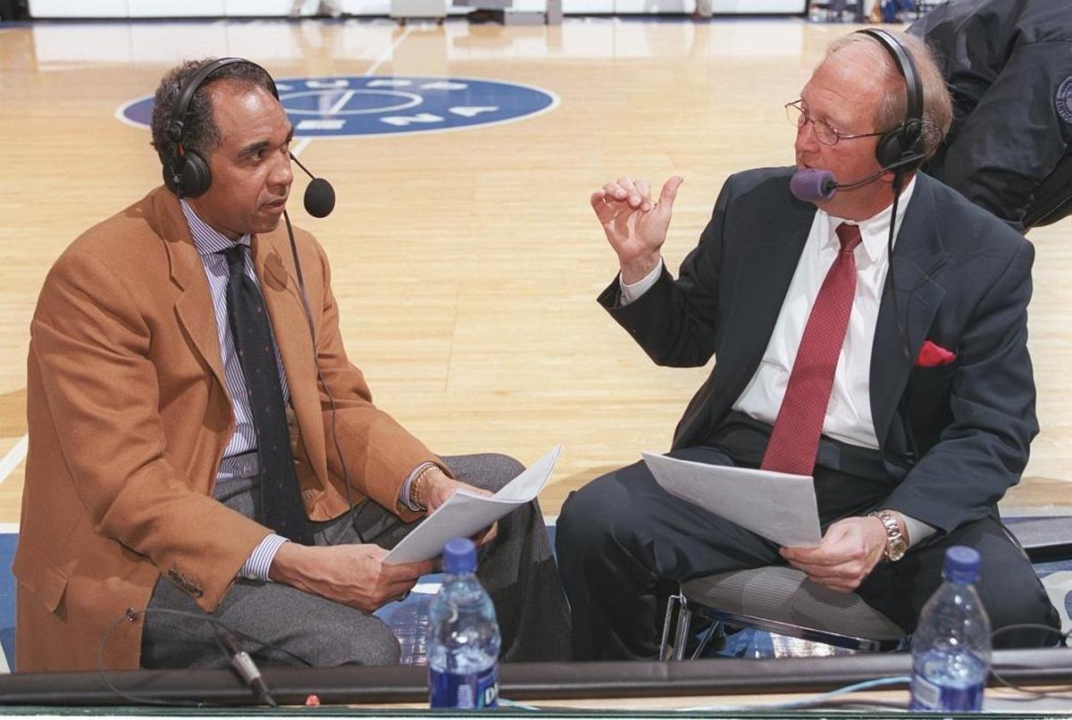 Ralph Hacker, right, talked with then-UK men’s basketball coach Tubby Smith after a game in 2001.