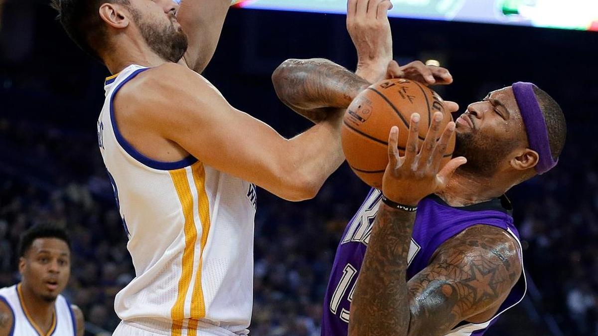 The Sacramento Kings’ DeMarcus Cousins, right, looked to shoot against the Golden State Warriors’ Andrew Bogut during the first half on Monday, Dec. 28, 2015, in Oakland, Calif.