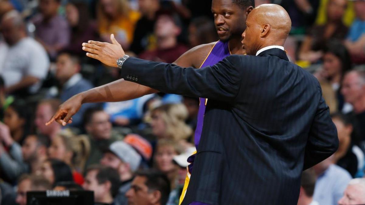 Los Angeles Lakers forward Julius Randle (30), back, confers with Los Angeles Lakers head coach Byron Scott in the second half Tuesday, Dec. 22, 2015, in Denver. The Lakers won 111-107.