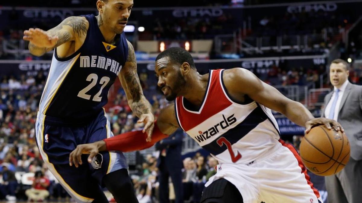 Washington Wizards guard John Wall (2) drives around Memphis Grizzlies forward Matt Barnes (22) during the second half Wednesday, Dec. 23, 2015, in Washington.